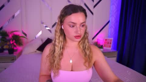 Snapshot of minifox_ chatting on November 2, 2025, 8:28 am minifox_ online show from November 2, 2025, 8:28 am