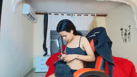 minilove_01 online show from October 11, 2025, 12:36 pm