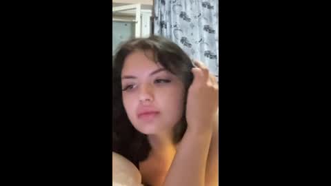 Snapshot of mira_bloempje chatting on August 4, 2026, 9:06 pm Mira online show from August 4, 2026, 9:06 pm