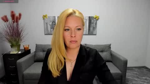 Snapshot of mira_whitme chatting on April 16, 2026, 11:22 am Mira online show from April 16, 2026, 11:22 am