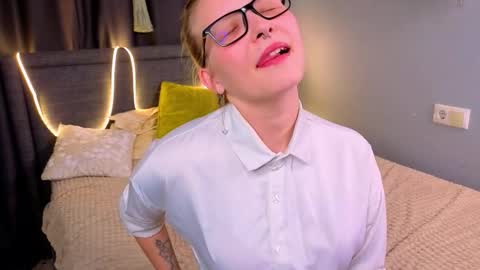 Snapshot of mireillelablue chatting on October 19, 2025, 9:26 pm Lina online show from October 19, 2025, 9:26 pm