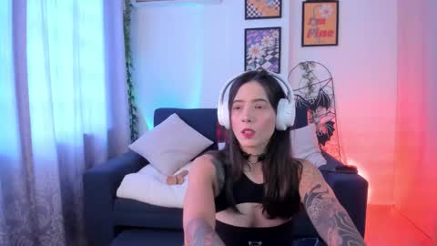 Snapshot of mishelkrave_ chatting on February 2, 2026, 6:17 pm KRAVE online show from February 2, 2026, 6:17 pm