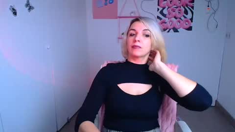 Snapshot of mishelle_blondie chatting on December 2, 2025, 12:21 pm Mishelle online show from December 2, 2025, 12:21 pm