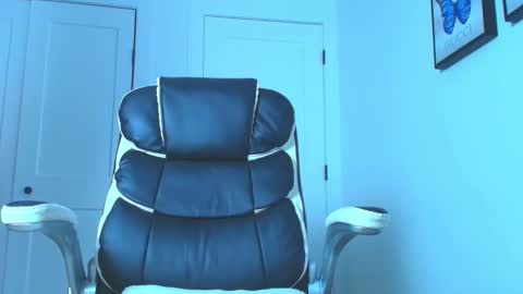 instagram   mishell hadid online show from January 16, 2026, 6:34 pm