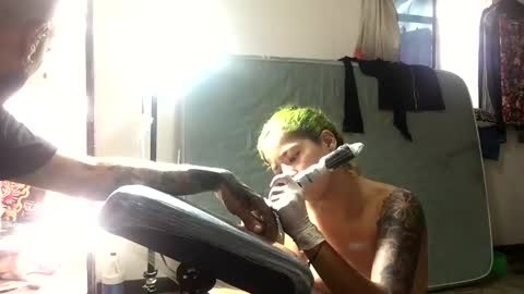 Snapshot of mishoneares chatting on December 15, 2024, 6:04 pm Mishone y Ares online show from December 15, 2024, 6:04 pm