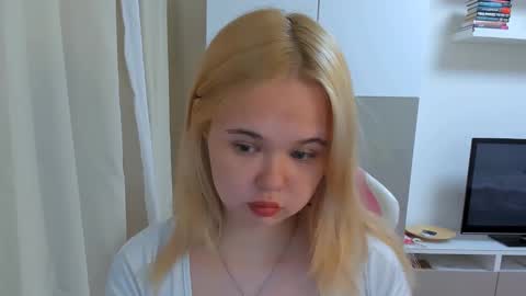 Snapshot of miss__selena chatting on March 6, 2025, 4:38 pm miss__selena online show from March 6, 2025, 4:38 pm