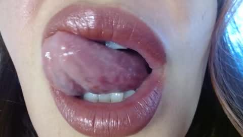 Snapshot of miss_evoleth2 chatting on October 10, 2025, 8:19 pm Miss Evoleth online show from October 10, 2025, 8:19 pm