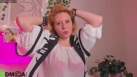 miss_lisaa online show from November 16, 2025, 3:01 am