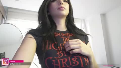 Alejandra online show from April 29, 2026, 9:43 pm