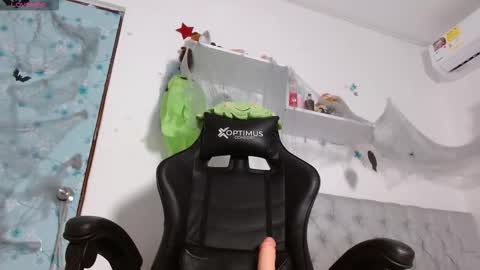 hanna    online show from October 31, 2025, 2:23 am