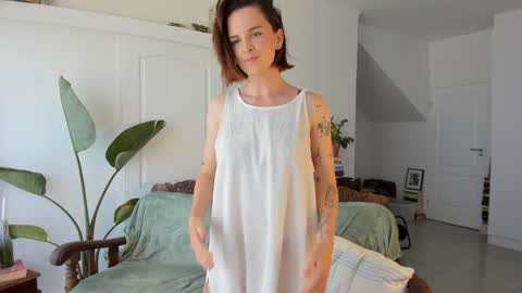 Snapshot of missalexthorn chatting on December 1, 2025, 9:25 am Alexandra Thorn online show from December 1, 2025, 9:25 am