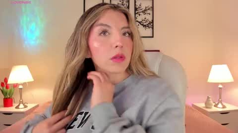 Snapshot of missisabella1 chatting on September 19, 2025, 2:29 pm Bella Castillo online show from September 19, 2025, 2:29 pm