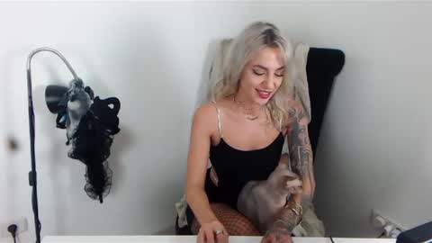 Snapshot of missjenny7 chatting on December 18, 2024, 10:02 pm MissJenny7 online show from December 18, 2024, 10:02 pm