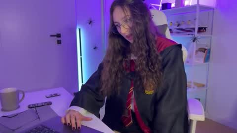 misslalii online show from October 31, 2025, 5:14 pm