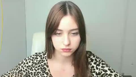 Mia online show from November 12, 2025, 12:49 pm