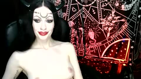 Snapshot of missmoondoll chatting on January 2, 2025, 7:33 am MissMoonDoll online show from January 2, 2025, 7:33 am