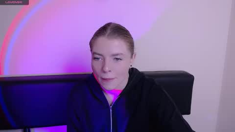 Olivia online show from October 27, 2025, 12:53 pm