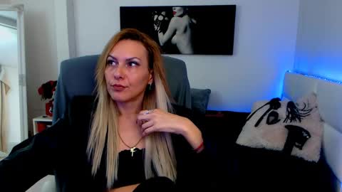 Snapshot of mistressevelyn_ chatting on January 10, 2025, 4:22 am MistressEvelyn online show from January 10, 2025, 4:22 am