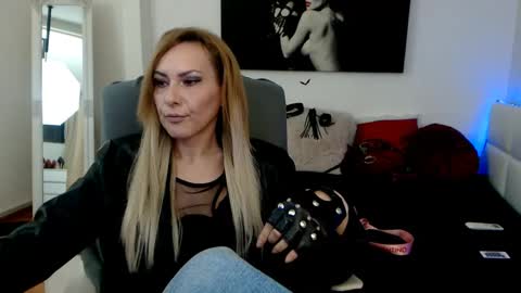 Snapshot of mistressevelyn_ chatting on January 14, 2025, 5:51 am MistressEvelyn online show from January 14, 2025, 5:51 am