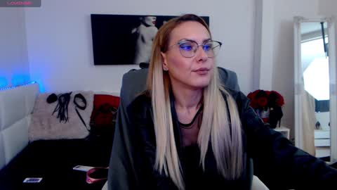 Snapshot of mistressevelyn_ chatting on January 14, 2025, 9:02 am MistressEvelyn online show from January 14, 2025, 9:02 am