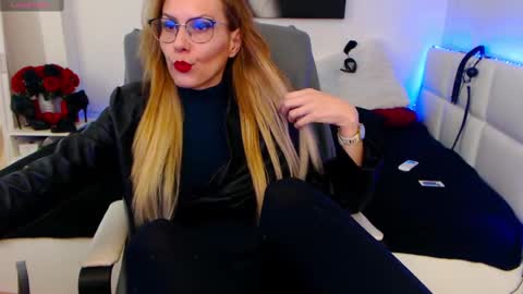 Snapshot of mistressevelyn_ chatting on February 13, 2025, 6:09 am MistressEvelyn online show from February 13, 2025, 6:09 am