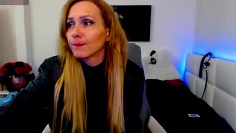 Snapshot of mistressevelyn_ chatting on February 13, 2025, 10:34 am MistressEvelyn online show from February 13, 2025, 10:34 am