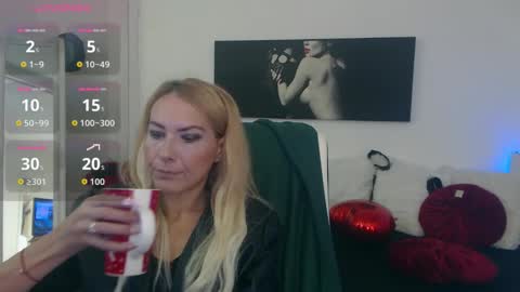 Snapshot of mistressevelyn_ chatting on October 4, 2025, 4:54 am MistressEvelyn online show from October 4, 2025, 4:54 am