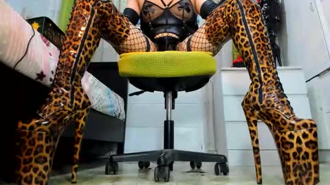 Tiffany online show from November 15, 2025, 11:32 pm