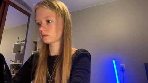 Snapshot of mittietonge chatting on October 7, 2025, 3:20 pm Amelia online show from October 7, 2025, 3:20 pm