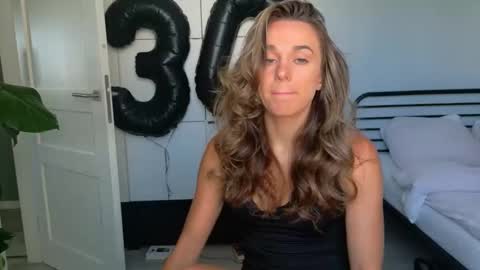 mmminnie online show from September 9, 2025, 10:04 am