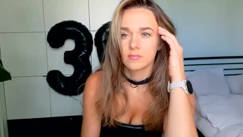 mmminnie online show from September 12, 2025, 12:49 pm