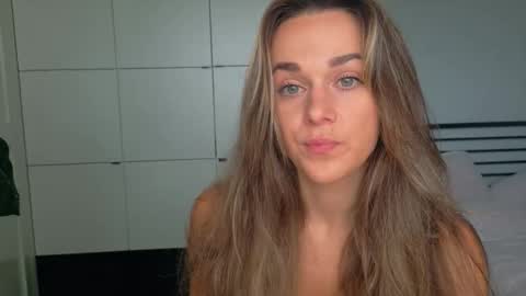 mmminnie online show from October 17, 2025, 12:08 pm