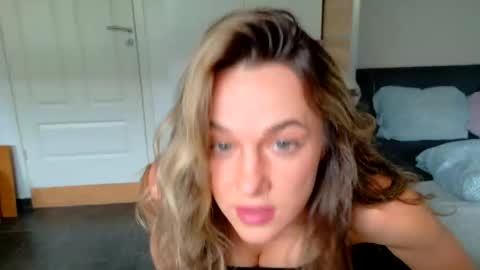 Snapshot of mmminnie chatting on June 2, 2026, 10:28 am mmminnie online show from June 2, 2026, 10:28 am
