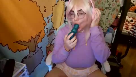 Snapshot of mochi_rainbow chatting on January 24, 2025, 12:52 am The Mochi Rainbow Variety Show online show from January 24, 2025, 12:52 am