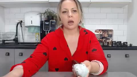 Snapshot of mojjo_erika chatting on December 22, 2024, 9:33 am erika online show from December 22, 2024, 9:33 am