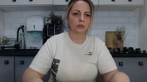 Snapshot of mojjo_erika chatting on January 5, 2025, 1:04 pm erika online show from January 5, 2025, 1:04 pm