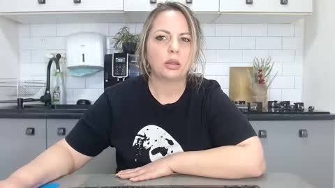 Snapshot of mojjo_erika chatting on January 7, 2025, 11:48 am erika online show from January 7, 2025, 11:48 am
