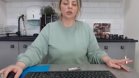 Snapshot of mojjo_erika chatting on January 19, 2025, 1:12 pm erika online show from January 19, 2025, 1:12 pm