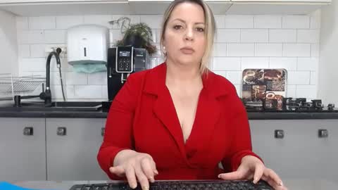 Snapshot of mojjo_erika chatting on January 31, 2025, 8:32 am erika online show from January 31, 2025, 8:32 am