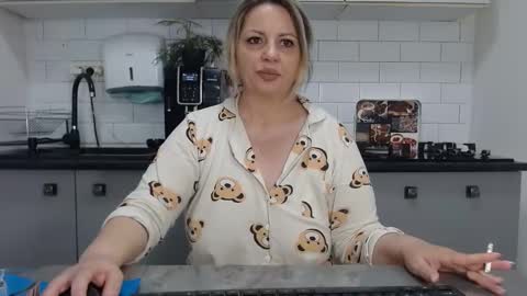 Snapshot of mojjo_erika chatting on February 2, 2025, 8:13 am erika online show from February 2, 2025, 8:13 am