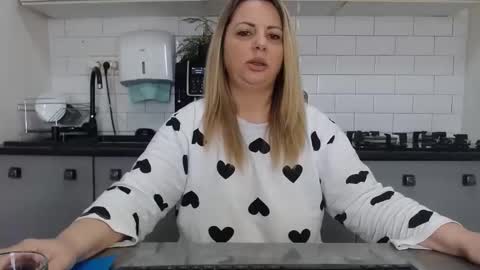Snapshot of mojjo_erika chatting on February 4, 2025, 10:10 am erika online show from February 4, 2025, 10:10 am