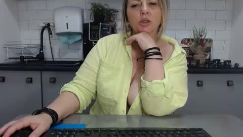 Snapshot of mojjo_erika chatting on February 6, 2025, 1:32 pm erika online show from February 6, 2025, 1:32 pm