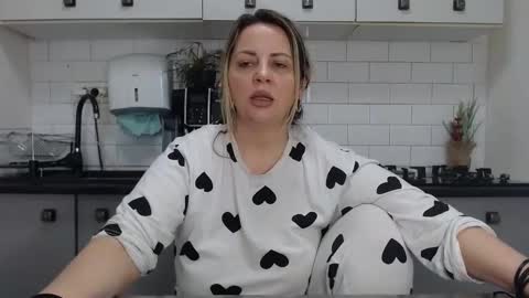 Snapshot of mojjo_erika chatting on February 9, 2025, 8:22 am erika online show from February 9, 2025, 8:22 am