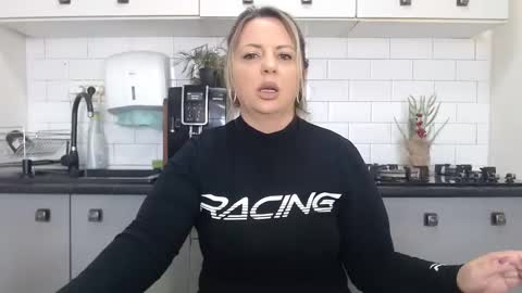 Snapshot of mojjo_erika chatting on February 20, 2025, 9:22 am erika online show from February 20, 2025, 9:22 am