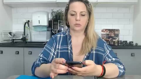Snapshot of mojjo_erika chatting on March 7, 2025, 11:40 am erika online show from March 7, 2025, 11:40 am