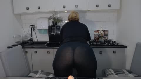 Snapshot of mojjo_erika chatting on September 19, 2025, 8:27 am erika online show from September 19, 2025, 8:27 am