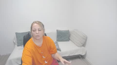 Snapshot of mojjo_erika chatting on October 2, 2025, 7:59 am erika online show from October 2, 2025, 7:59 am