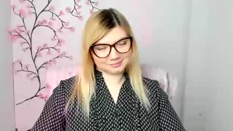 Snapshot of molly_moree chatting on December 17, 2025, 12:44 pm Molly online show from December 17, 2025, 12:44 pm