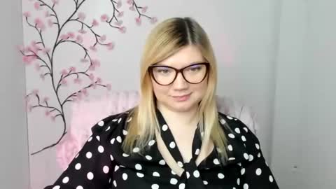 Snapshot of molly_moree chatting on December 18, 2025, 12:55 pm Molly online show from December 18, 2025, 12:55 pm