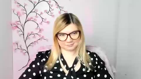 Snapshot of molly_moree chatting on December 21, 2025, 12:45 pm Molly online show from December 21, 2025, 12:45 pm